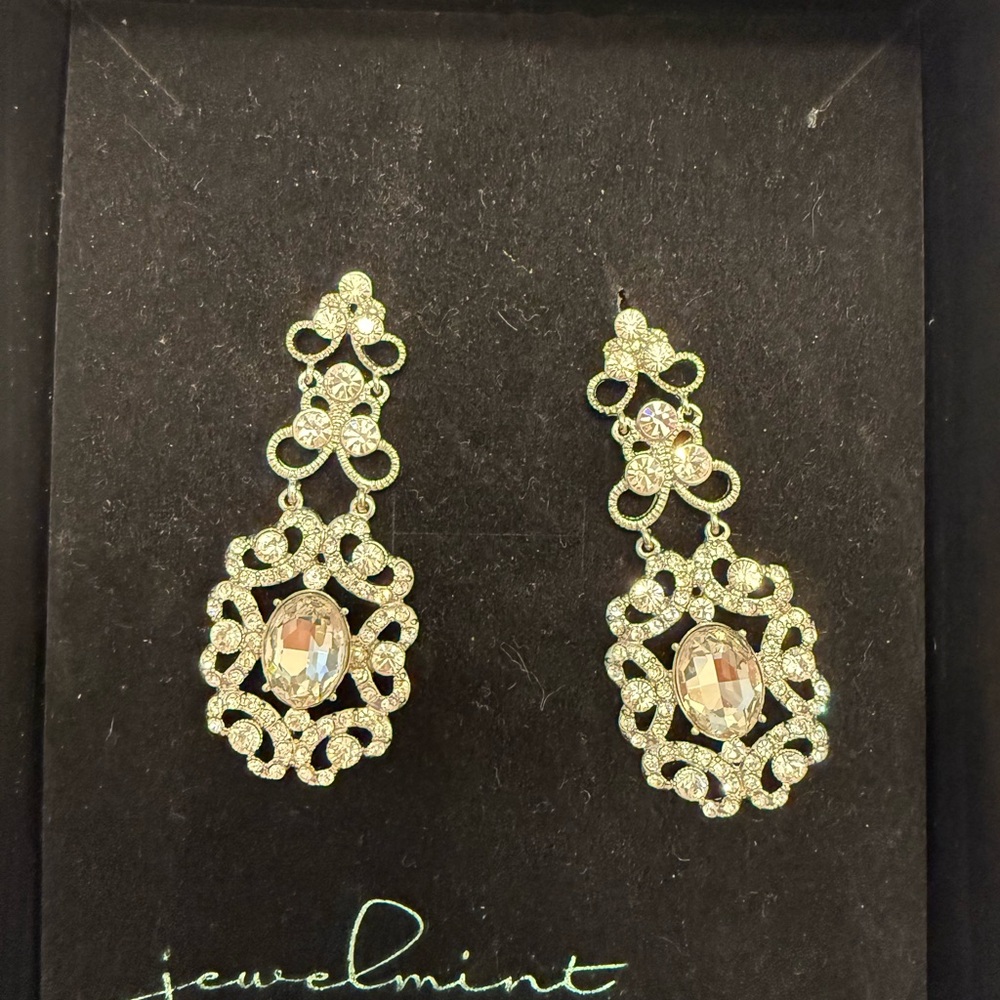 JewelMint Elegant Silver Drop Earrings